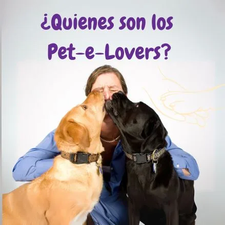 petlover con dos perros lamiéndole la cara